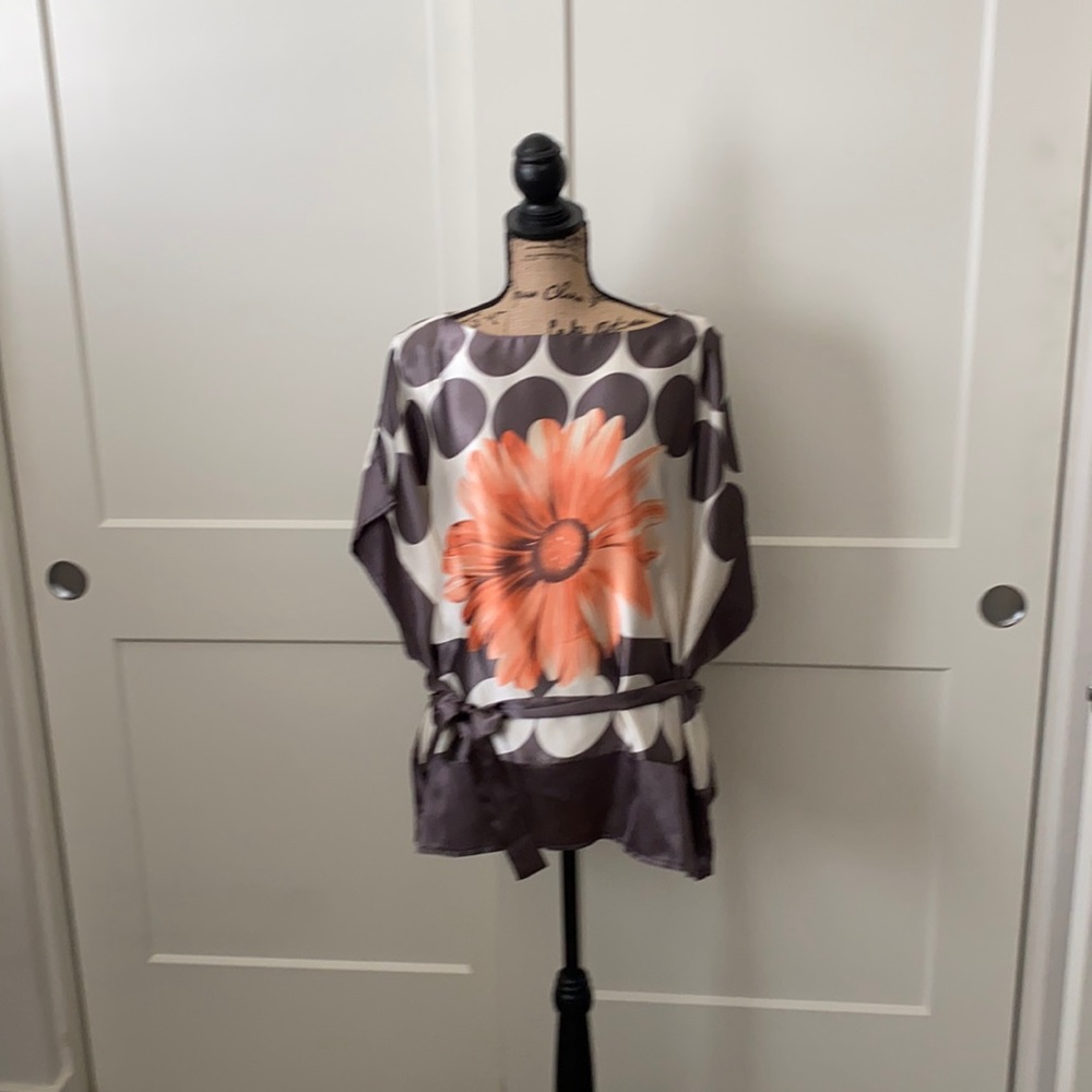 A beautiful polyester top in a tall xl